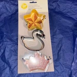 WILTON‎ 3-Piece Cookie Cutter Set Metal ROYAL Star Swan Crown recipe